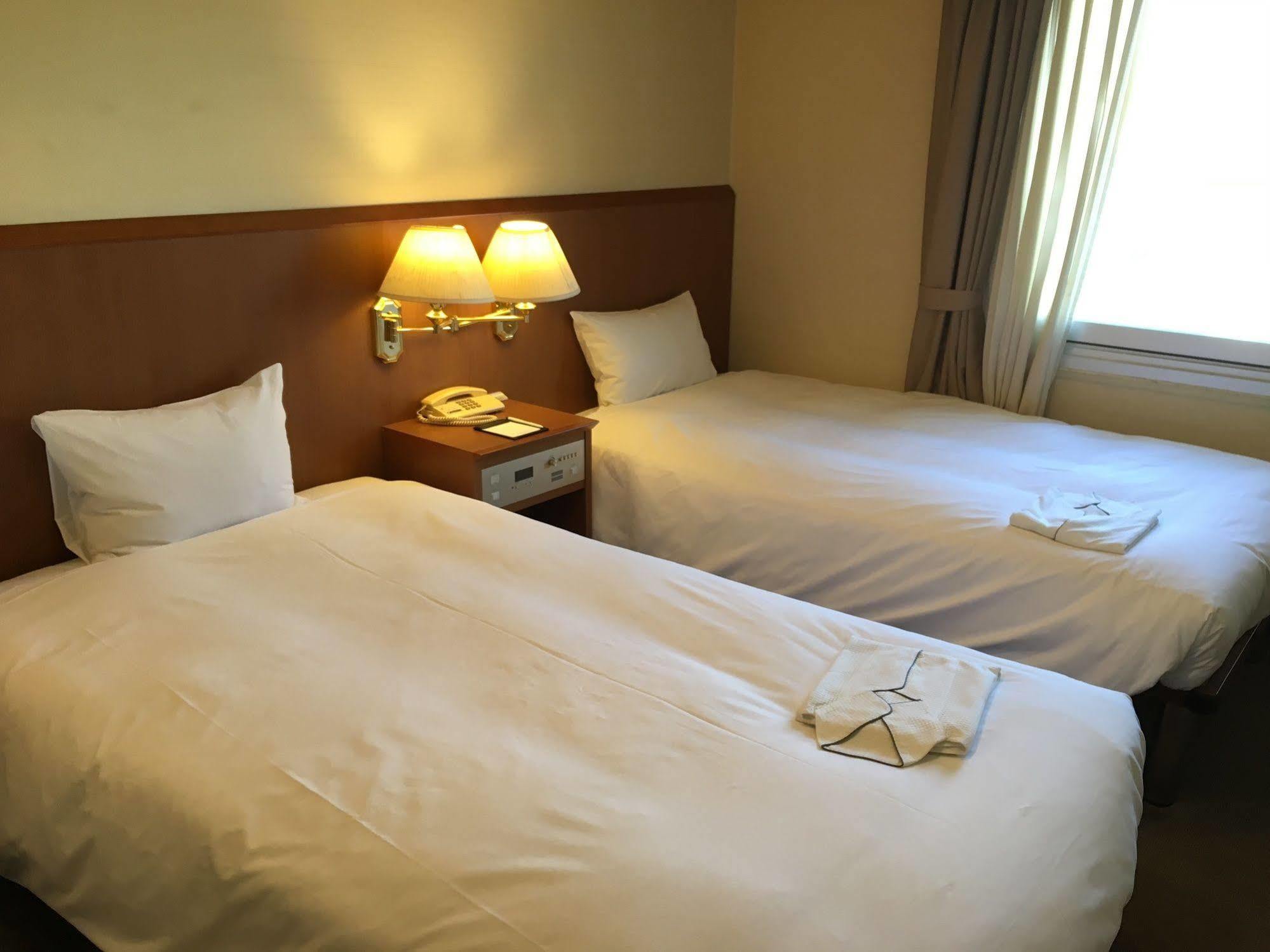 Hotel Yokohama Camelot Japan Экстерьер фото