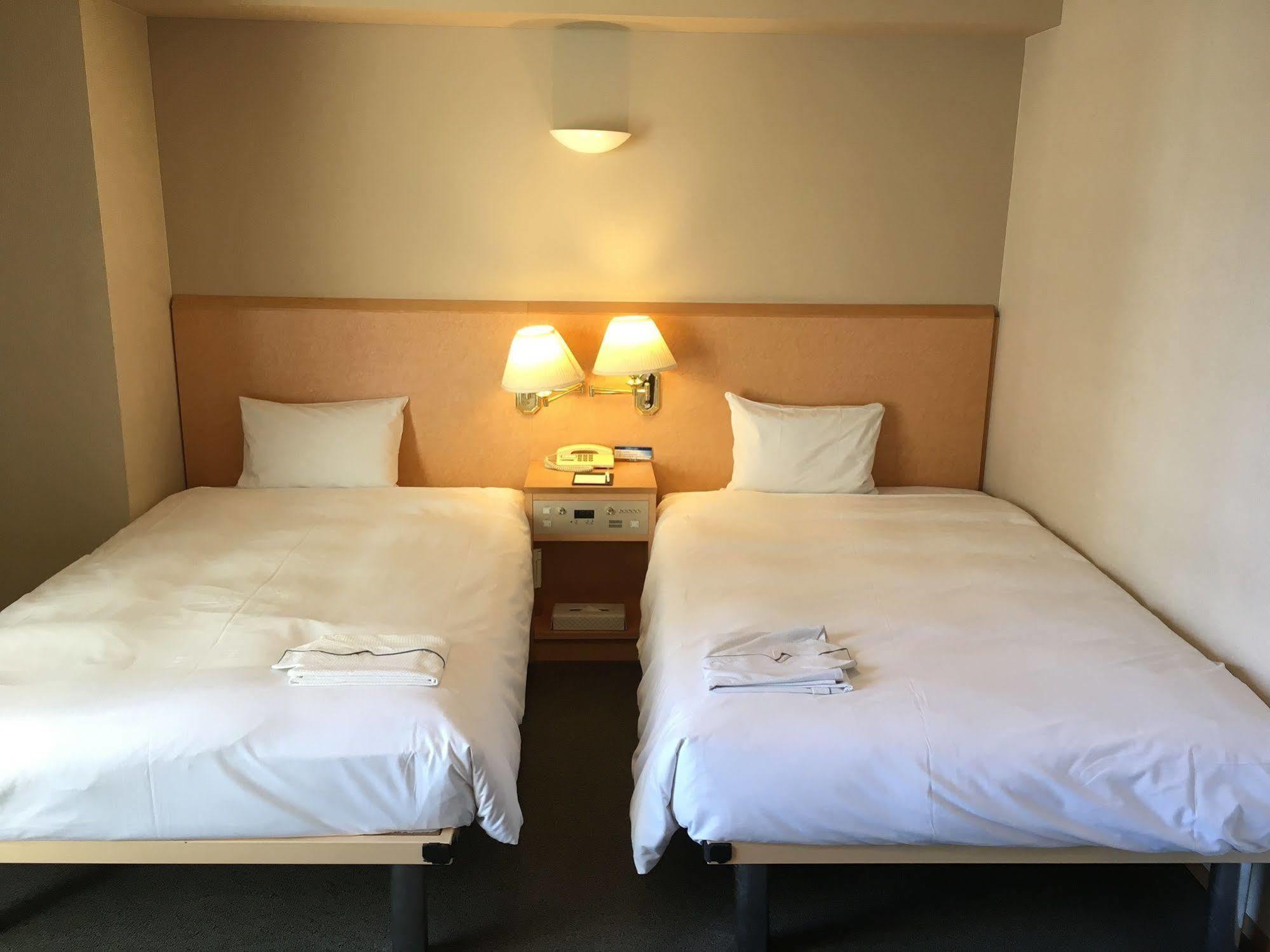 Hotel Yokohama Camelot Japan Экстерьер фото
